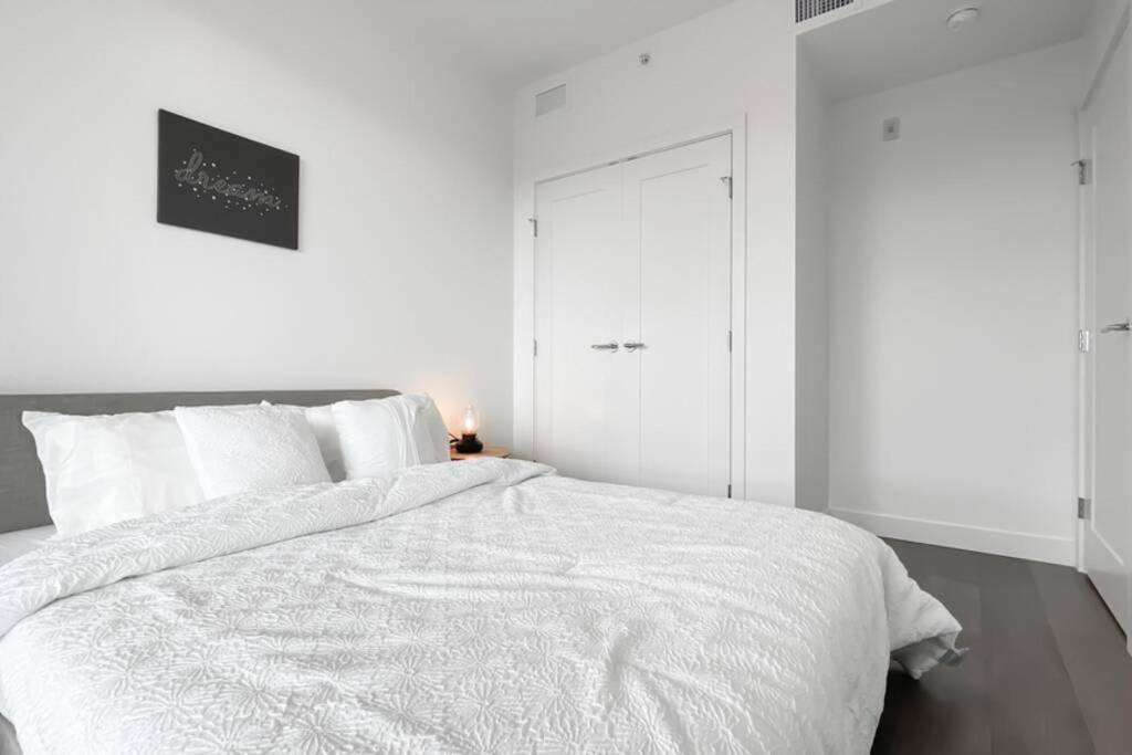 Spacious New Apartment With Working Space@Oakridge 溫哥華 外观 照片