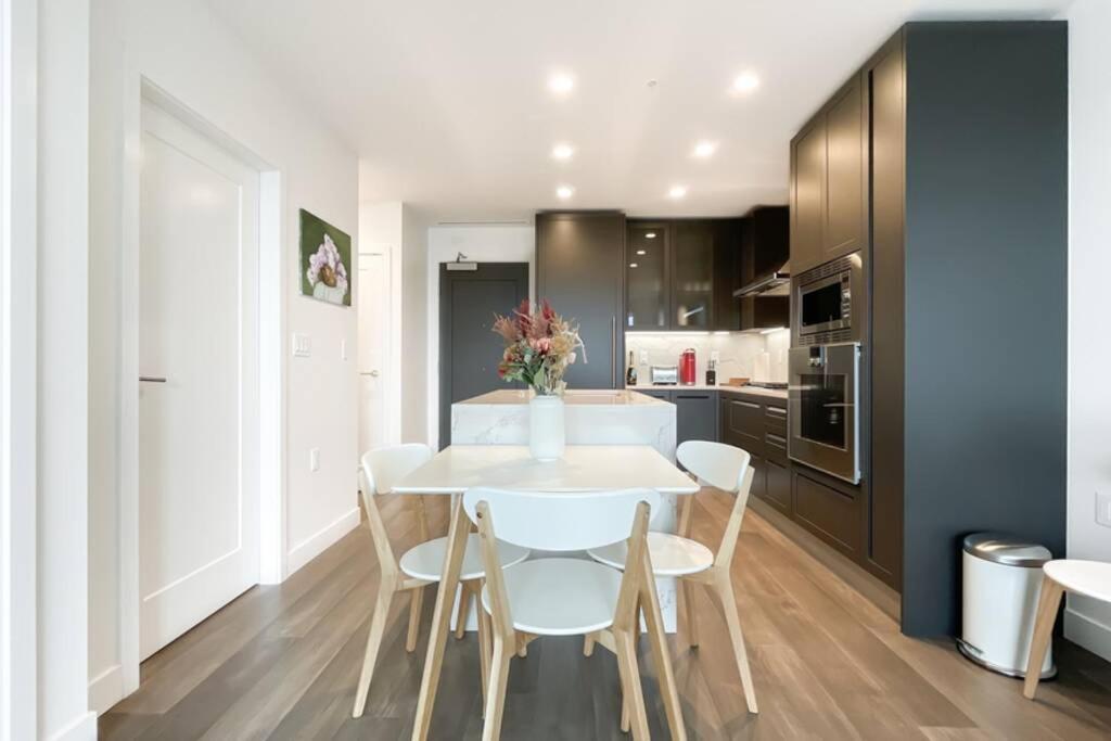 Spacious New Apartment With Working Space@Oakridge 溫哥華 外观 照片
