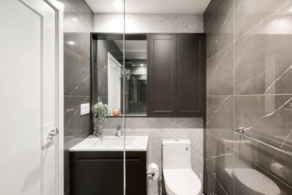 Spacious New Apartment With Working Space@Oakridge 溫哥華 外观 照片