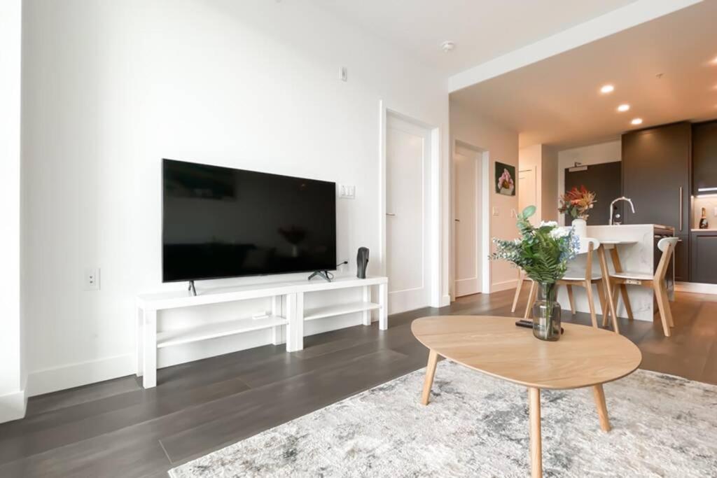 Spacious New Apartment With Working Space@Oakridge 溫哥華 外观 照片