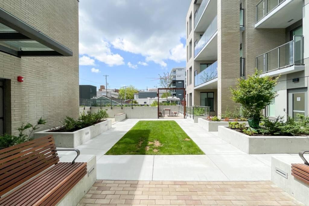 Spacious New Apartment With Working Space@Oakridge 溫哥華 外观 照片