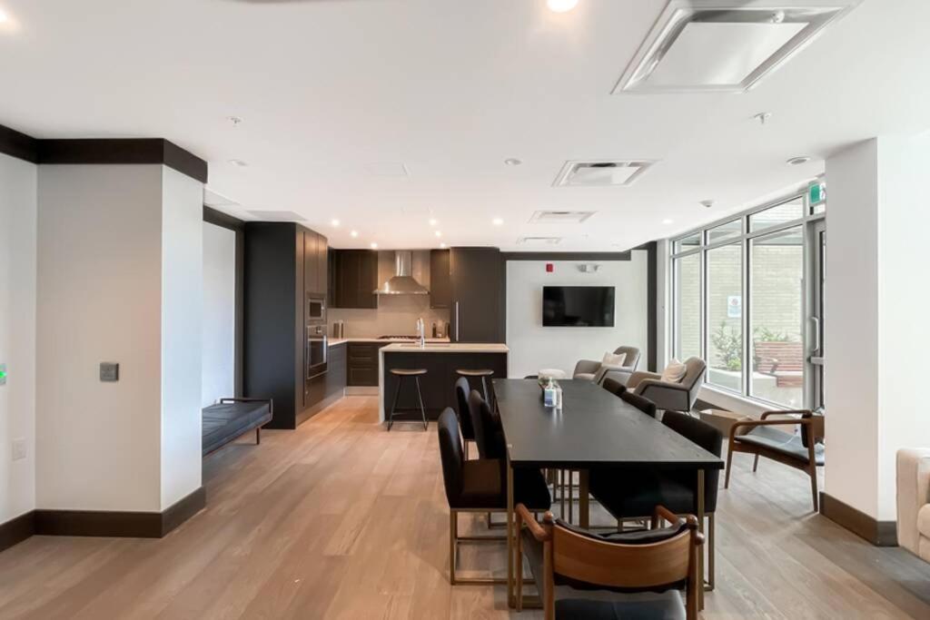 Spacious New Apartment With Working Space@Oakridge 溫哥華 外观 照片